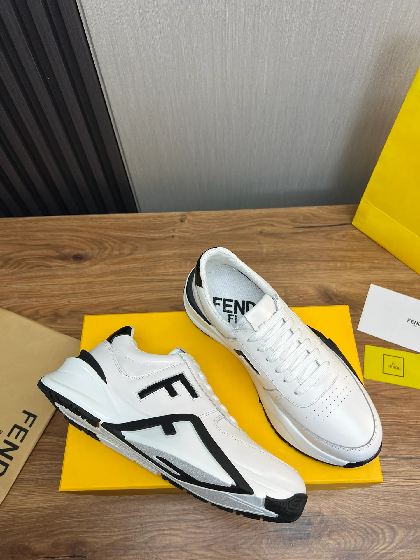 Men's shoes 💰520💰 Fendi [Fendi] hot style is on the market 🔥Fashionable casual men's shoes 🔱 Made of original cowhide + breathable mesh lining + sheepskin feet, perfect shape, top quality, you deserve it 🔜Original outsole, ultra-light, non-slip and wear-resistant 👣 Standard size 38-44 (customized in 45)